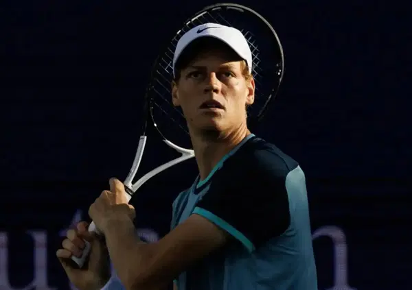 Sinner, conflitto di interessi nel caso doping e nell'assoluzione? Verso gli Us Open nella polemica, tra accuse social e anca. E un'atleta squalificato accusa: &ldquo;Stessa sostanza e stessa quantit&agrave; di Jannik, ma...&rdquo;