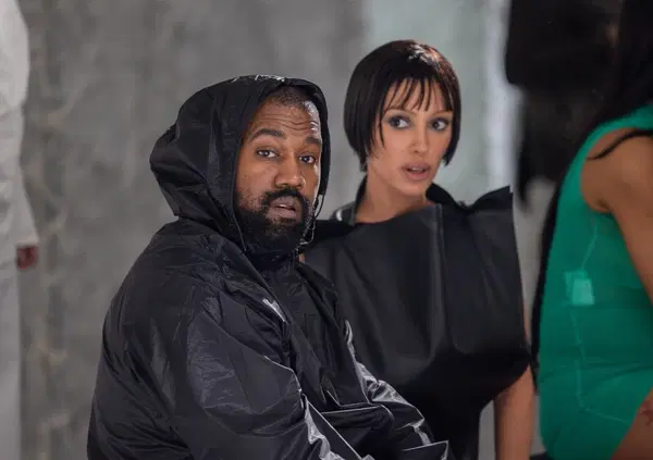 Ma perch&eacute; Bianca Censori e Kanye West sono volati in Corea insieme ai figli di Ye? E la sosta al Kfc... [FOTO]