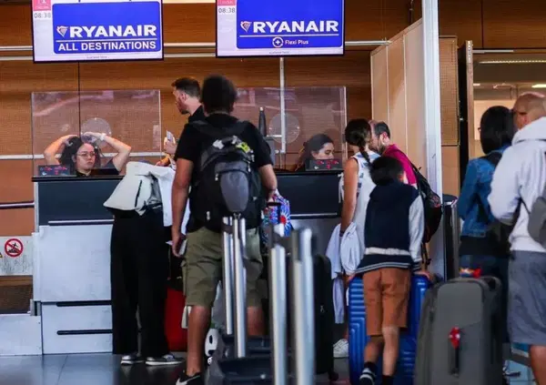 Caos voli, per Ryanair la colpa &egrave; dell'Unione Europea. Sar&agrave; vero? Intanto manda una mail in caso di ritardi o scioperi, ma l&rsquo;avvocato Massimiliano Dona spiega come non farsi fregare&hellip; 