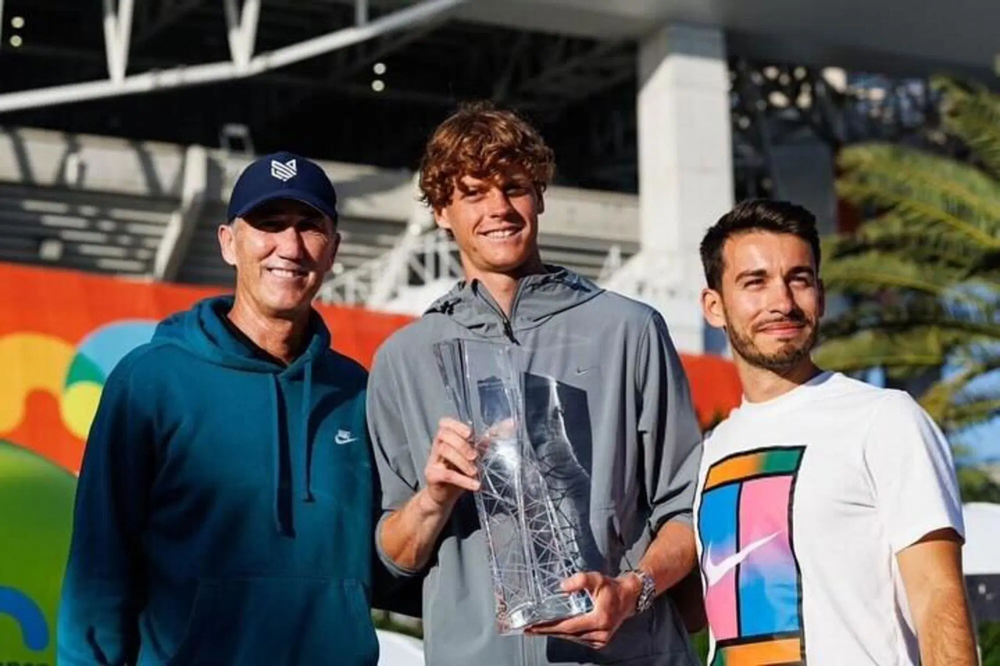 Giacomo Naldi con Jannik Sinner e l'allenatore Cahill