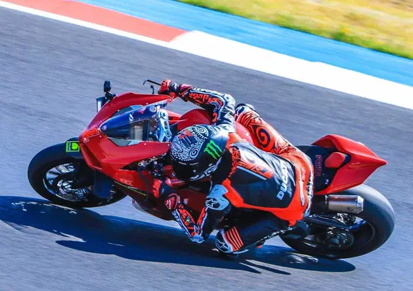 Tutti intorno a Pecco: Valentino Rossi, gli altri dell'Academy, Misano e il video che racconta che ora &egrave; Bagnaia il riferimento