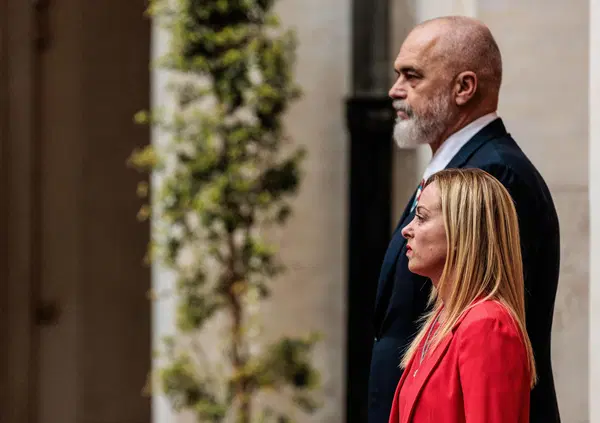 Trattoria Meloni in Albania, cosa c'entrano l'hotspot per i migranti e le navi dell'imprenditore Gjergj Luca accusato di traffico di droga, furto e distrazione di fondi europei? Ecco tutte le domande a cui dovrebbero rispondere Giorgia e Rama...