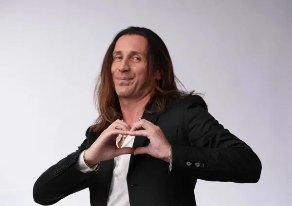 Povia, perch&eacute; gli annullano i concerti in nome dei &ldquo;valori della democrazia&rdquo;? E dov&rsquo;&egrave; finito &ldquo;Luca era gay&rdquo; della sua canzone di Sanremo?