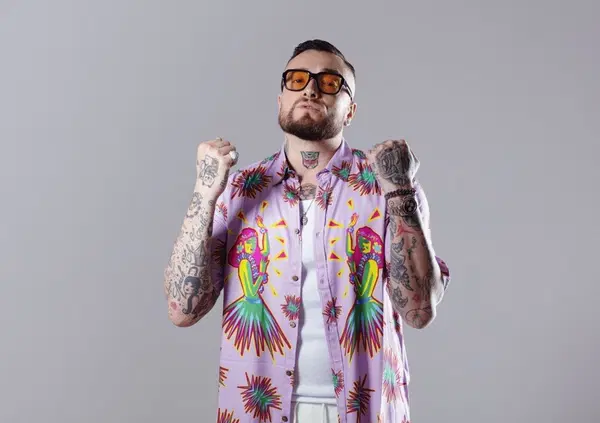 Gu&egrave; non riconosciuto a New York, ecco come reagisce. E il creator Ted Zhar lo invita a rappare, ma lui... 