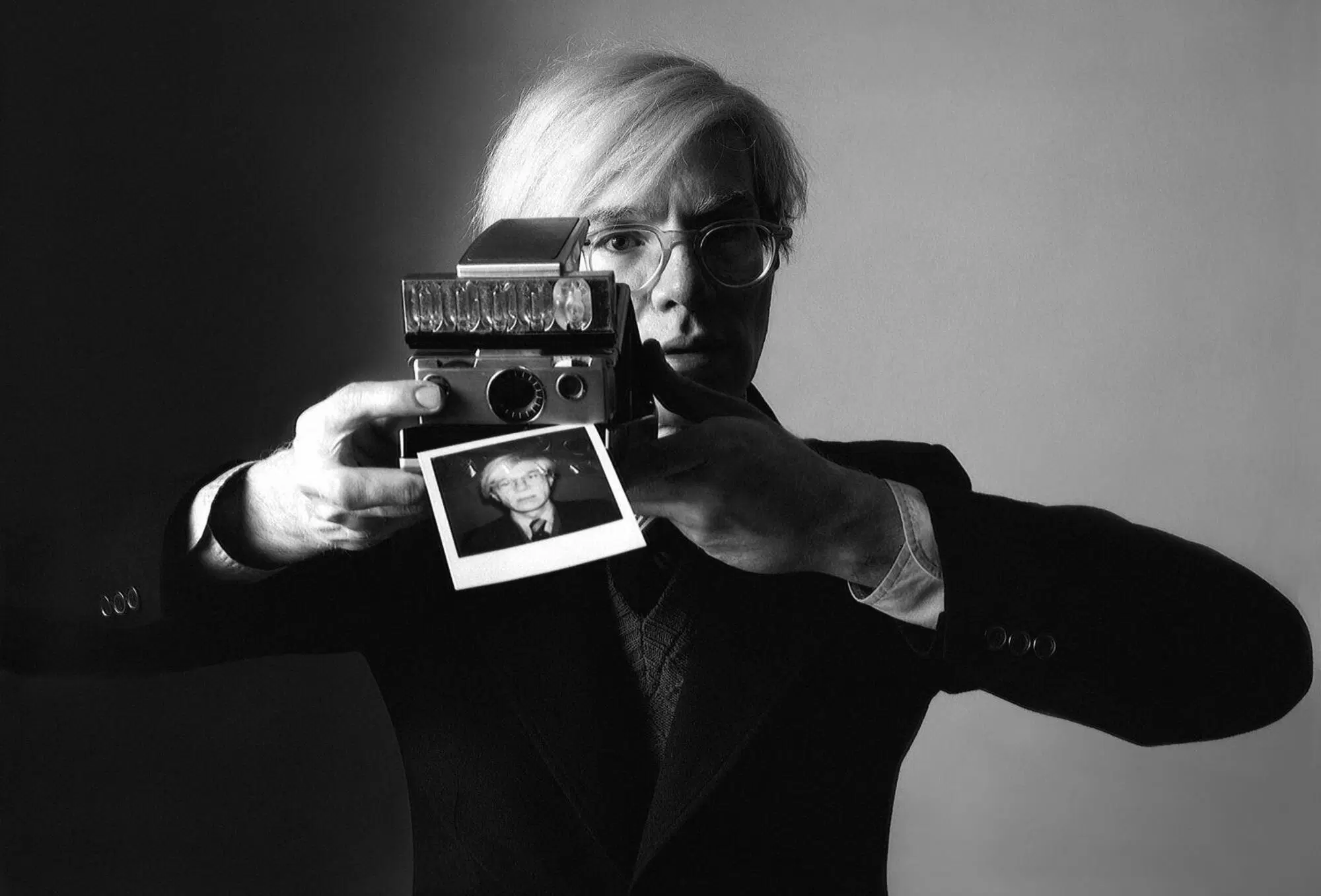 Andy Warhol in uno scatto di Oliviero Toscani negli anni '70