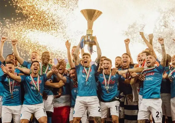Abbiamo visto Sar&ograve; con te su Netflix per rivivere l&rsquo;epopea dello scudetto del Napoli. Un'impresa sportiva sottovalutata, ma un esempio di marketing per tutte le squadre di calcio...