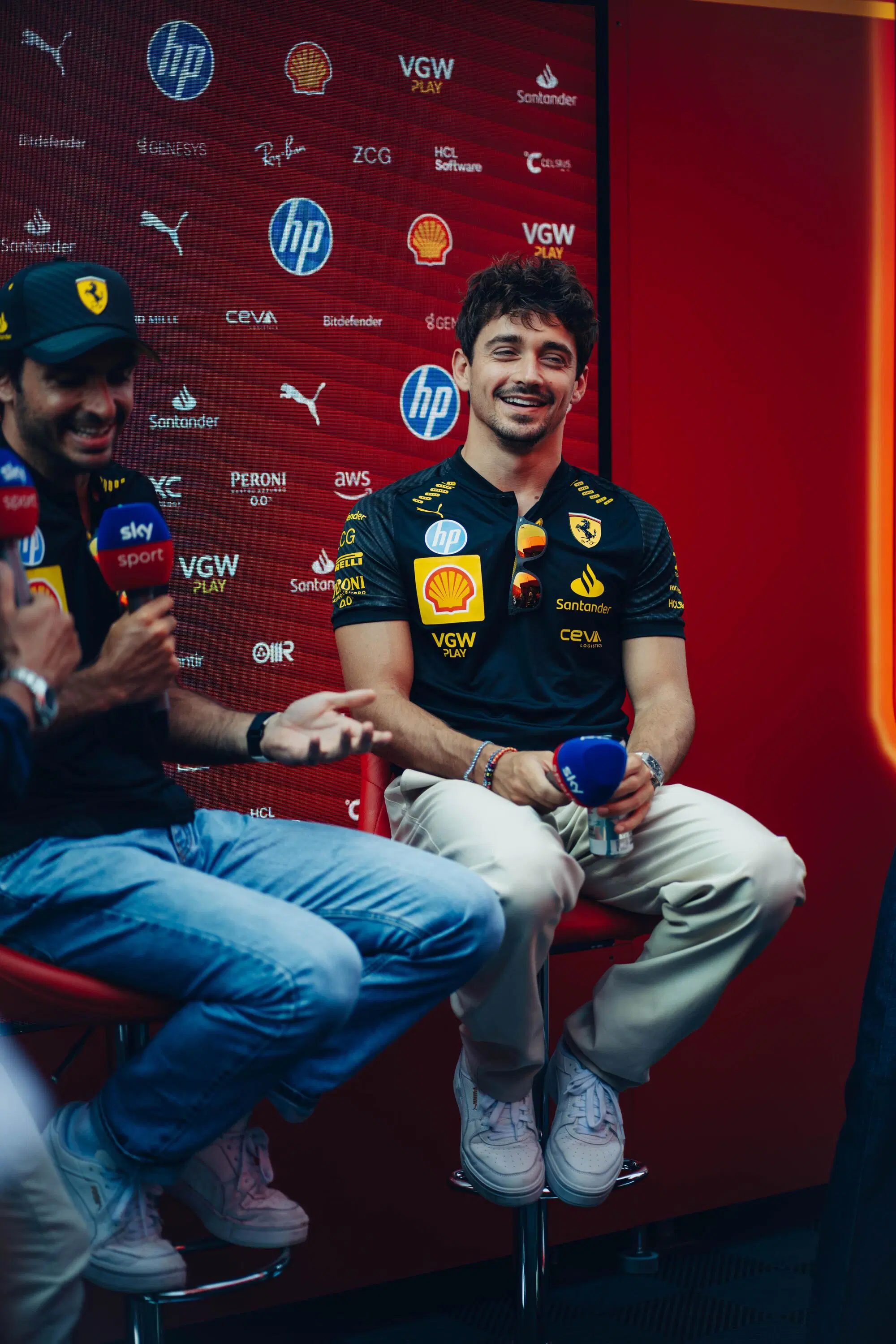 I piloti della Ferrari Carlos Alcaraz e Charles Leclerc a Monza