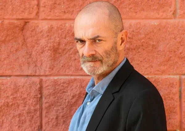 Da comico di Zelig a camionista. Giorgio Ganzerli: "La tv &egrave; vigliacca". Il cabaret a Milano, i programmi Rai e Mediaset, il teatro e il buio: "Della Noce dormiva in auto? Io non avevo neanche quella..." 