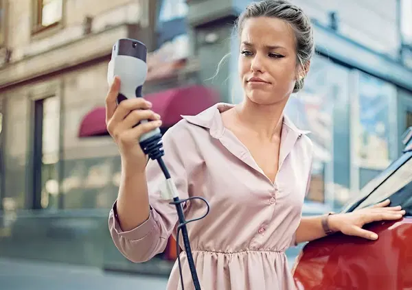 Le auto elettriche? &ldquo;Sono il nulla, ma le aziende non possono criticarle&rdquo;. E sulla (finta) crisi del mercato, la Cina e le emissioni reali: &ldquo;&Egrave; la deriva del green deal perch&eacute;&hellip;&rdquo;