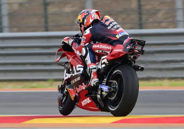 &ldquo;Marc Marquez? Ecco cosa significa avere due cog*ioni cos&igrave;!&rdquo;: Pedro Acosta a fuoco dopo il  "primo podio vero" (e con lo scotch sugli occhiali) 