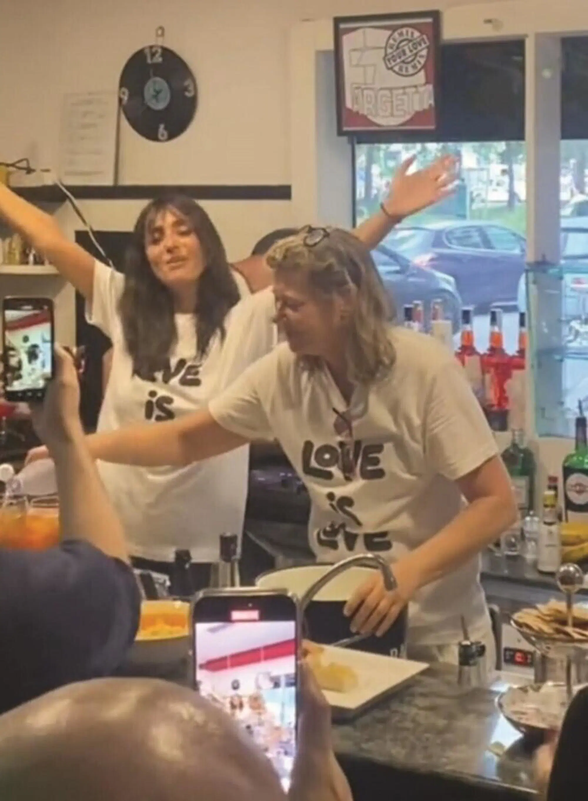 Ambra Angiolini in versione "barista"