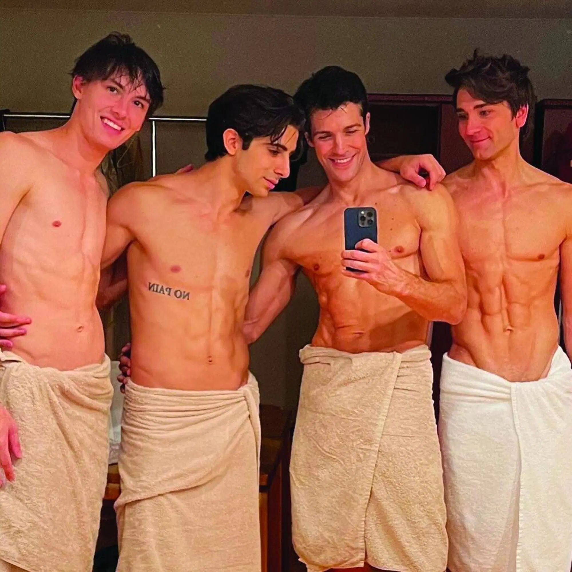 Il selfie di Roberto Bolle con i colleghi