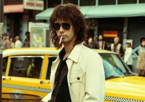 Abbiamo visto &ldquo;Limonov The Ballad&rdquo; in anteprima al cinema: Carr&egrave;re interpreta s&eacute; stesso, Ben Whishaw pi&ugrave; credibile dell'originale e tra se*so e sregolatezza indigner&agrave; i benpesanti (ma spinger&agrave; gli altri alla rivoluzione)