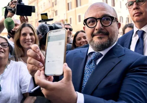 Pu&ograve; un governo scivolare su una "boccia"? Come Maria Rosaria ha perculato Meloni e Sangiuliano ci fa capire che il governo tanto solido non &egrave;. E se esce l&rsquo;audio di Federica Corsini il ministro si dimette?