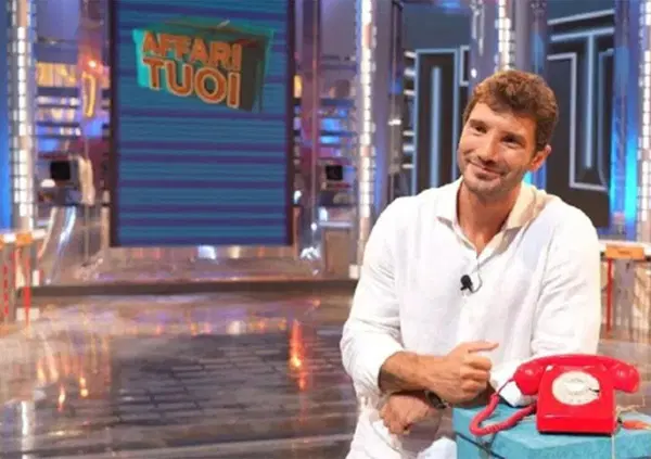 Stefano De Martino vi ha fregati un'altra volta: ad Affari tuoi batte anche Amadeus negli ascolti (25% di share) e dimostra che abbiamo bisogno di volti giovani