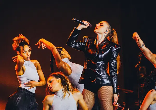 Annalisa e &ldquo;Tutti in Arena&rdquo;? Un vortice di noia e goffaggine su Canale 5: quando l'euforia &egrave; solo dei fan(atici)...