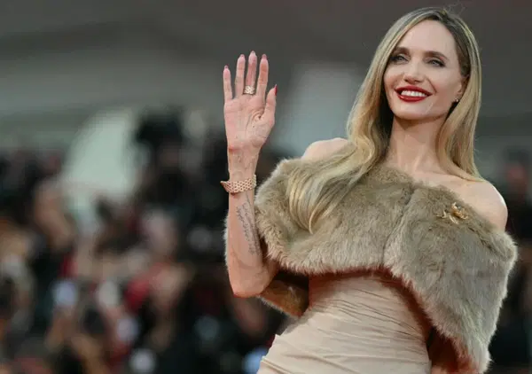 Cari critici, fatela una critica: al Festival del cinema di Venezia era tutto "incantevole"? No, come Angelina Jolie che interpreta Maria Callas...