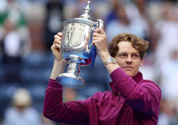 Dalla dedica alla zia malata all'abbraccio con la squadra dopo mesi di difficolt&agrave;: a New York Jannik Sinner insegna la lezione pi&ugrave; importante 