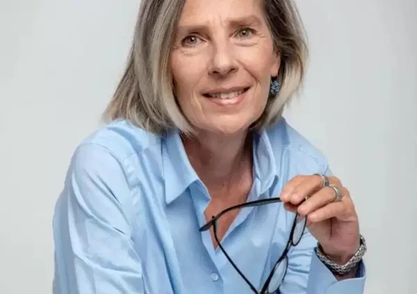 Ok, ma chi &egrave; Emanuela Bruni, la nuova presidente del Maxxi dopo Alessandro Giuli? La campagna a favore dell'Euro, l'incontro tra Putin e Berlusconi e il comune di Frascati che le toglie la delega alla cultura. Ecco tutto quello che sappiamo