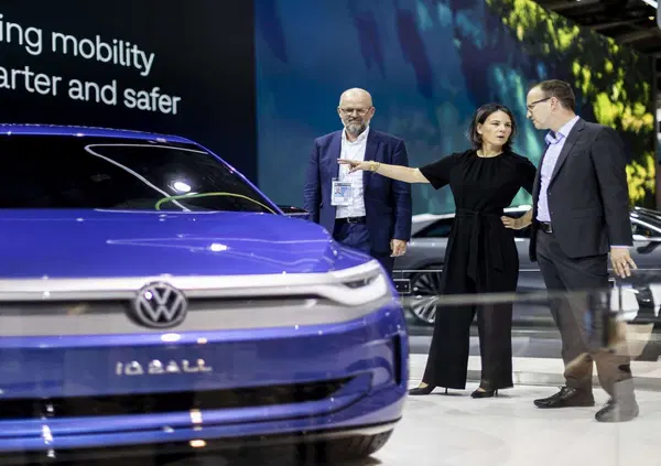 Volkswagen chiude uno stabilimento? "Paga l'all-in sulle auto elettriche". Economia in crisi, multe dall'Ue sulle emissioni e ascesa di Afd, parla l'esperto: "Situazione delicatissima"
