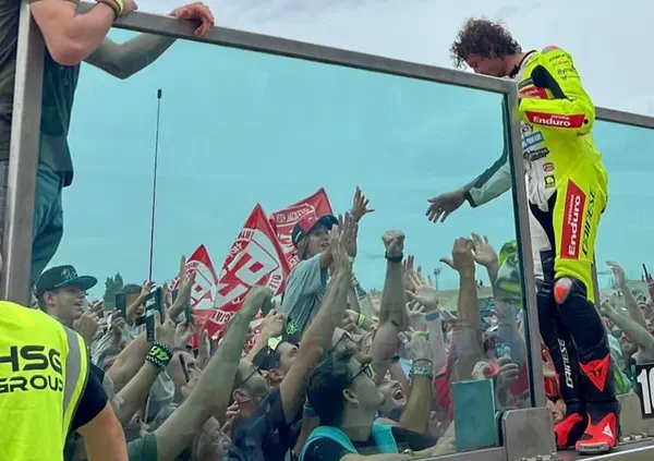 Bezzecchi &egrave; tornato (anche a fare il patacca): &ldquo;Ho rischiato con Marquez? Semmai ha rischiato lui! I team radio? Provati, ma non sono capace&hellip;&rdquo;