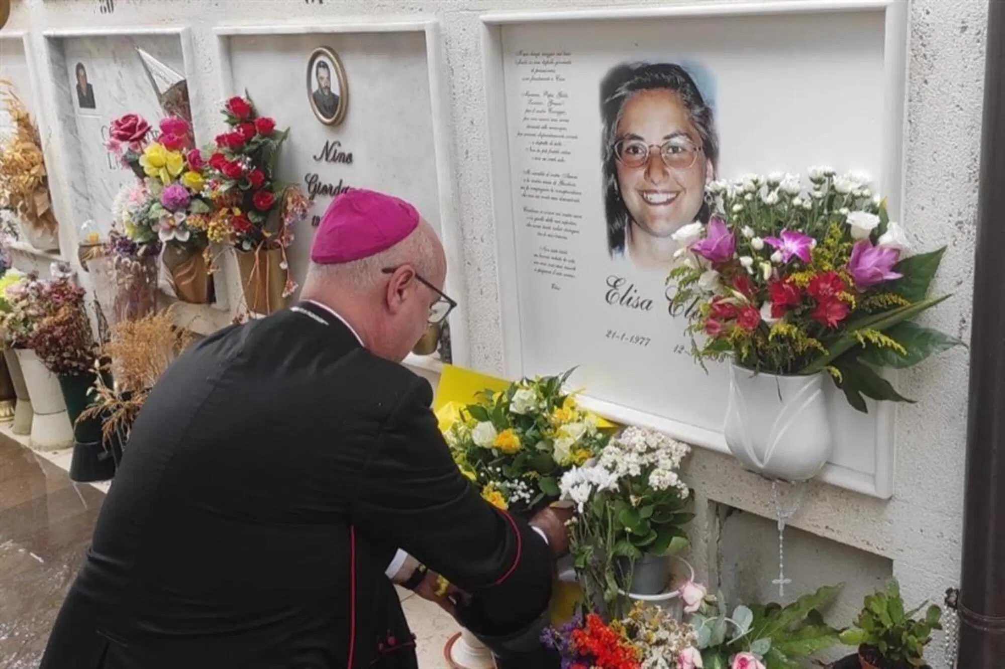 L'arcivescovo di Potenza, Davide Carbonaro, davanti alla tomba di Elisa Claps