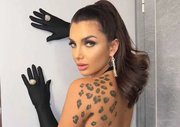 Elettra Lamborghini, ma davvero avere quel cognome &egrave; stato un handicap? &ldquo;Mi hanno fatto sentire una cretina&rdquo;: l'intervista a &ldquo;La fisica dell'amore&rdquo; su Rai 2 [VIDEO]