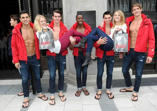 Vi ricordate di Abercrombie? Perch&eacute; il brand americano "tossico" di abbigliamento sta tornando di moda? Ecco cosa &egrave; successo: lo rivedremo anche in Italia?