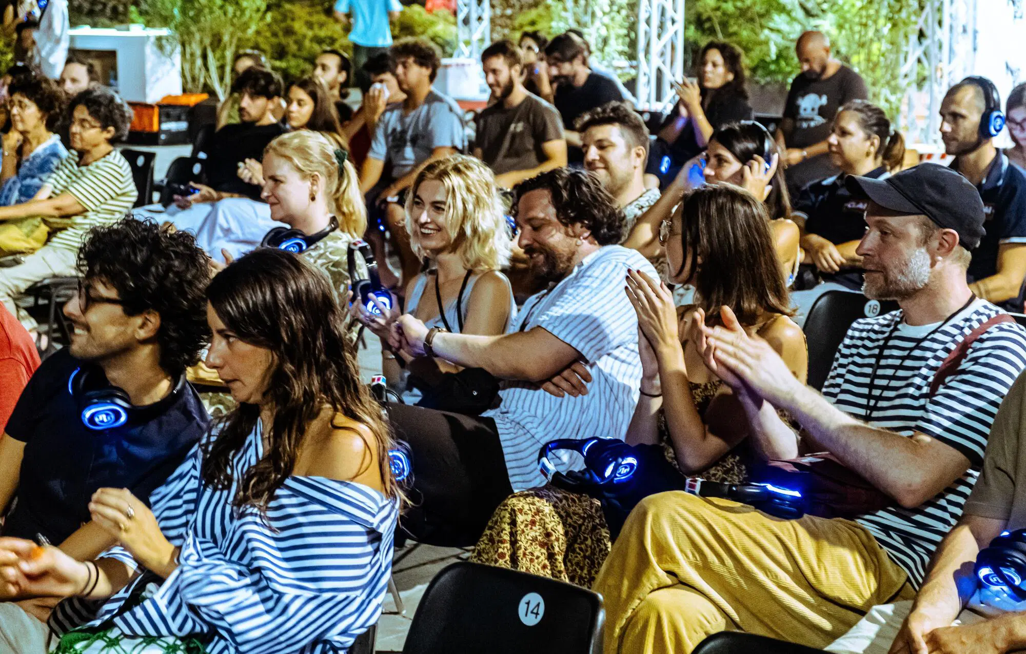 Alcuni degli ospiti di N&ograve;t Film Fest 2024, tra attori, registi, cineasti e spettatori, durante una proezione all'aperto
