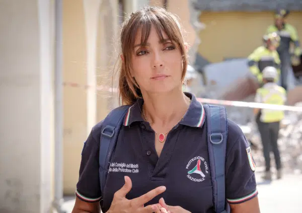 &ldquo;Sempre al tuo fianco&rdquo; sulla Rai anche se per girarla hanno bruciato Stromboli? La serie con Ambra Angiolini andr&agrave; in onda lo stesso, nonostante i danni all'isola. Protezione civile?