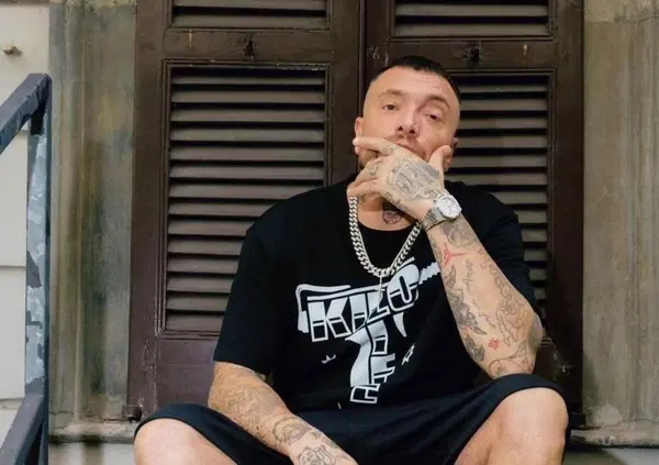 Ma che caz*o ci fa Gu&egrave; sul profilo Instagram di Cif? E che c'entrano le sneakers? Ecco perch&eacute; il rapper ha collaborato con il marchio di prodotti per le pulizie e con Clessio