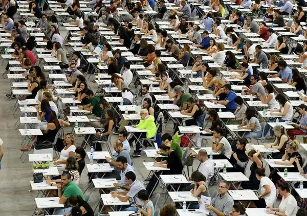 La truffa del concorso scuola? Lo vinci ma il posto non c'&egrave;. &ldquo;L'Italia preferisce investire in armi&rdquo;: parla il portavoce degli insegnanti Sofia. E sulle spese per lavorare, i metodi di reclutamento e il made in Italy...