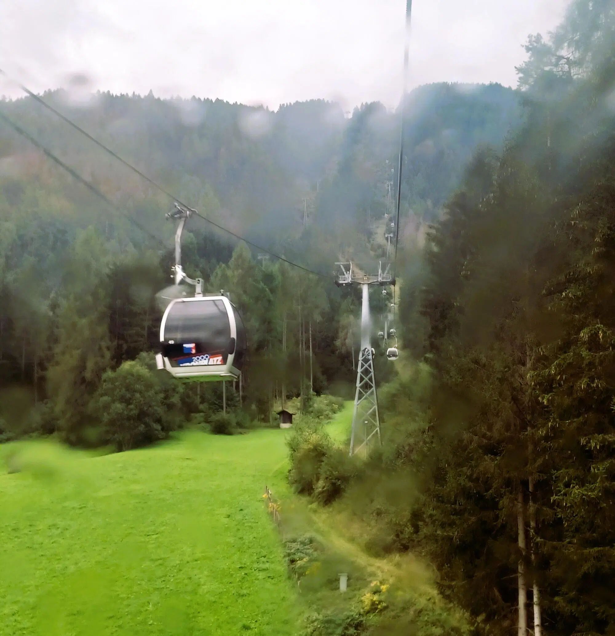 La funivia di Riscone, salendo verso Brunico e la Valle Aurina