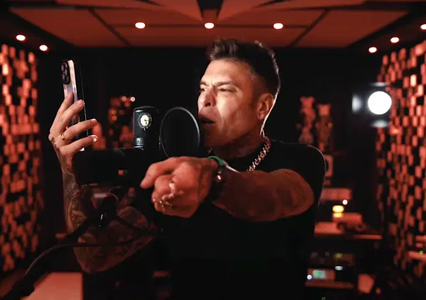 Fedez ha tanti difetti, ma il rap lo sa fare. Ecco come asfalta Tony Effe: Taylor Mega nel video dissing, i messaggi a Chiara Ferragni e su Vittoria Ceretti e Chiara Biasi&hellip;