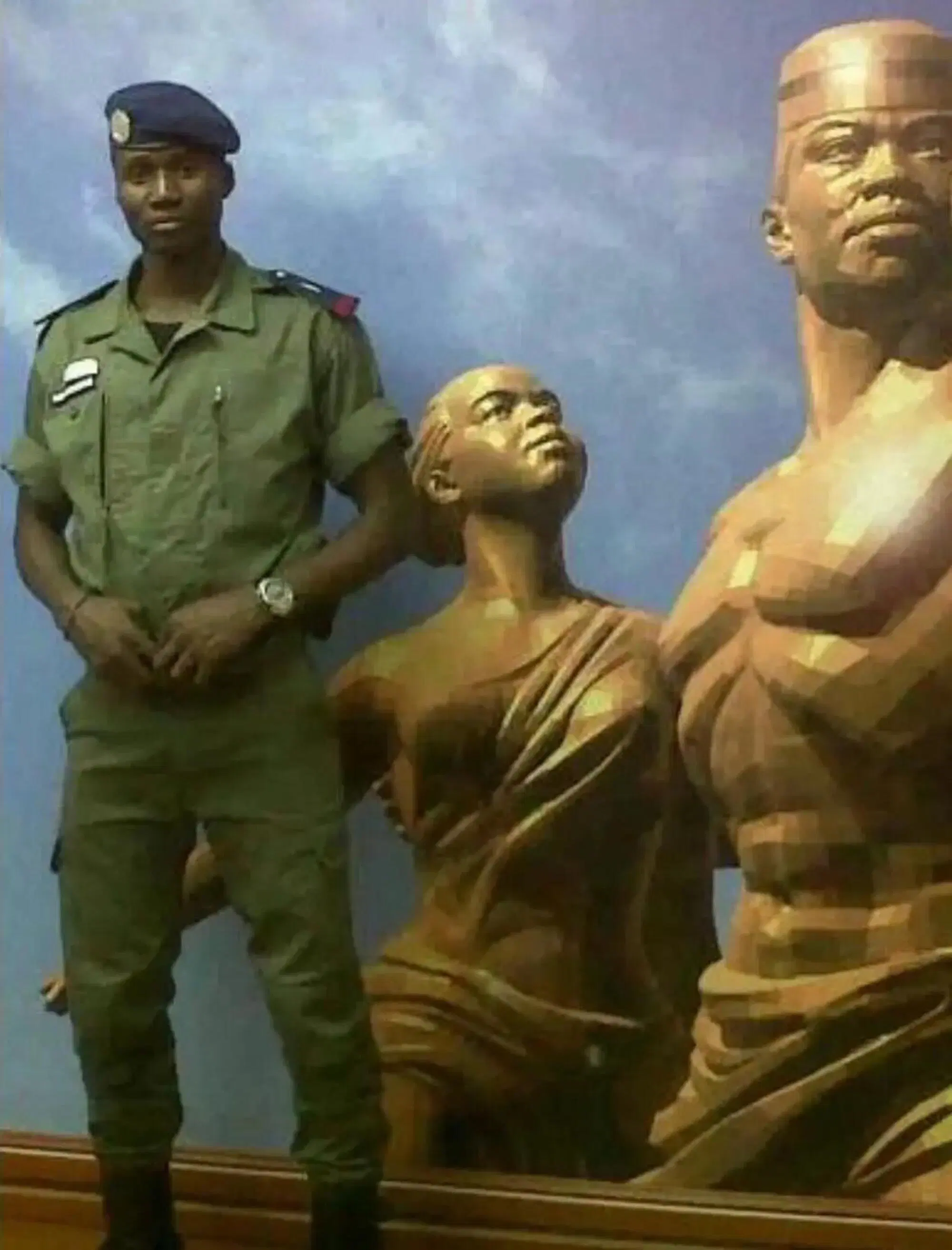 Louis Dassilva con la divisa della Gendarmeria di Stato del Senegal