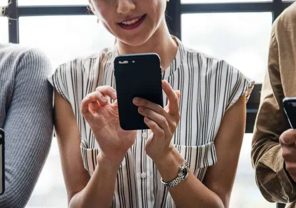 Gli smartphone ci spiano "solo" o sono anche killer? Hacker ed esplosioni (come in Libano): ecco perch&eacute; il telefono &egrave; una possibile arma rivolta contro noi stessi