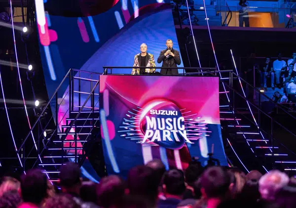 Amadeus con Suzuki Music Party imita s&eacute; stesso, ma Sanremo &egrave; un'altra cosa. Le pagelle: Ornella Vanoni iconica (10), Lazza si ripete (5), Ilenia Pastorelli riprovaci (4). E il presentatore passato dopo 25 anni dalla Rai al Nove&hellip;