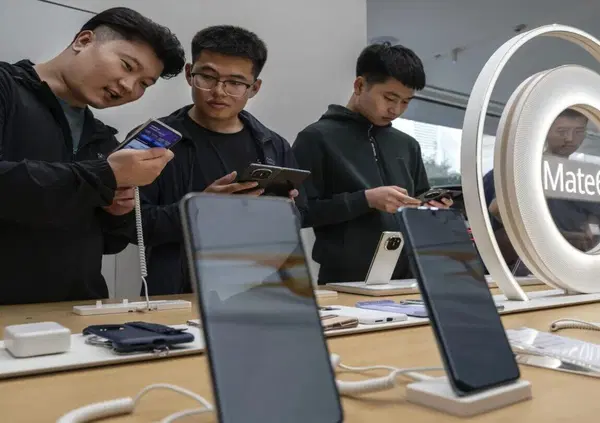Apple lancia l'Iphone 16: ok, ma lo sapete che Huawei e la Cina la stanno divorando? Smartphone a tre schermi e modelli low cost: la guerra dei telefoni entra nel vivo
