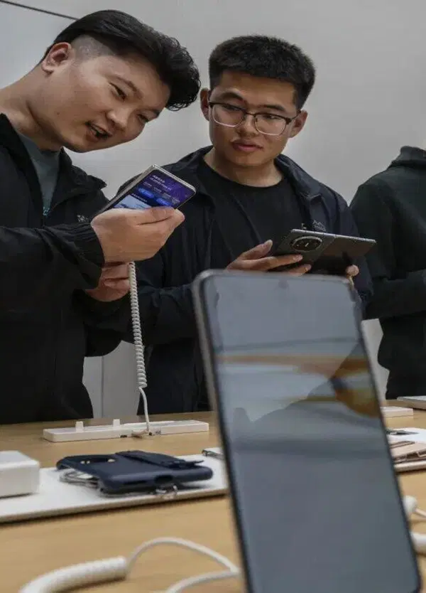 Apple lancia l'Iphone 16: ok, ma lo sapete che Huawei e la Cina la stanno divorando? Smartphone a tre schermi e modelli low cost: la guerra dei telefoni entra nel vivo