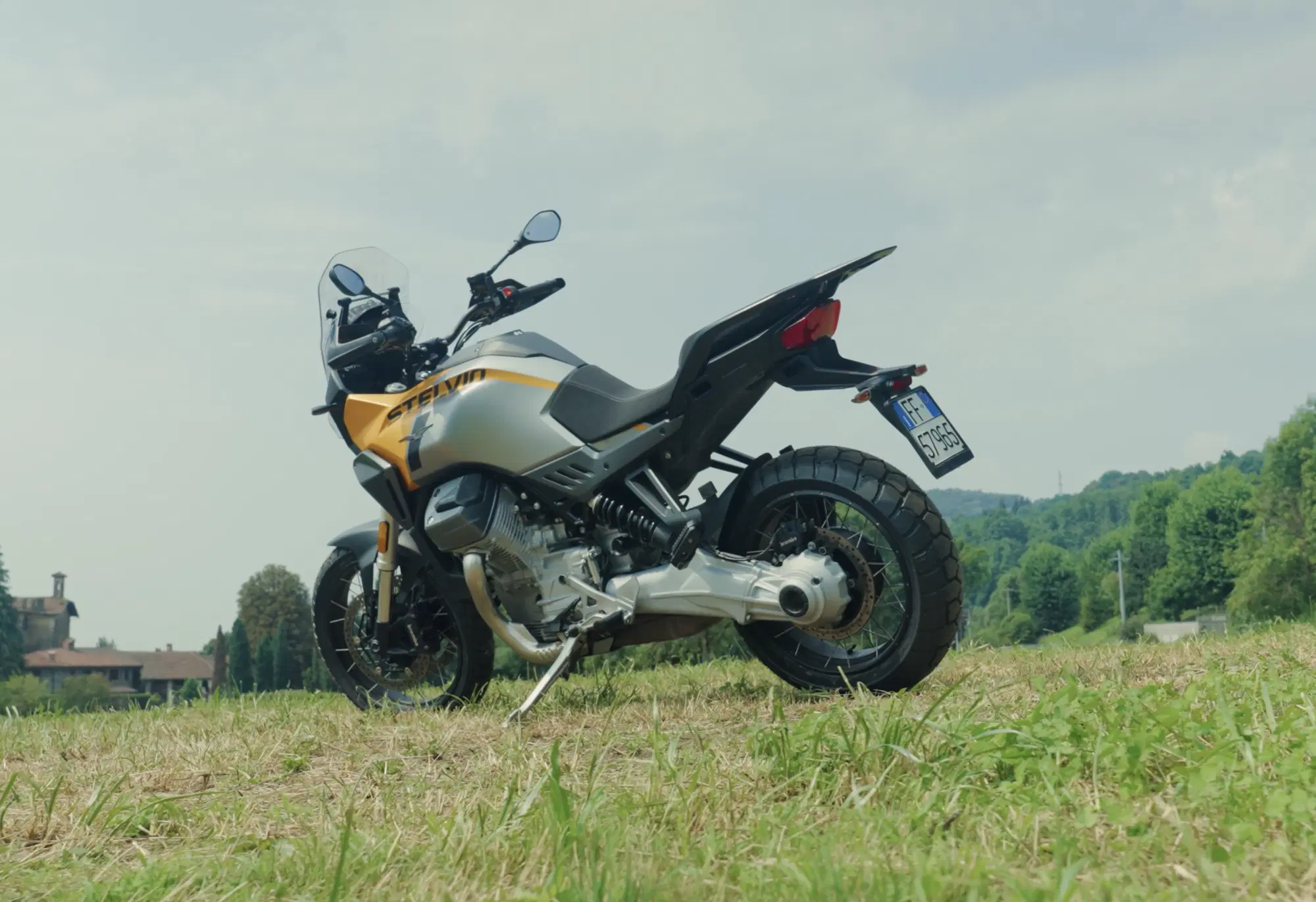 Moto Guzzi Stelvio 2024_retro