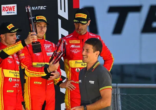 Ferrari e Valentino Rossi si giocano il successo a Monza ma tra i due litiganti il terzo gode: ecco cos'&egrave; successo