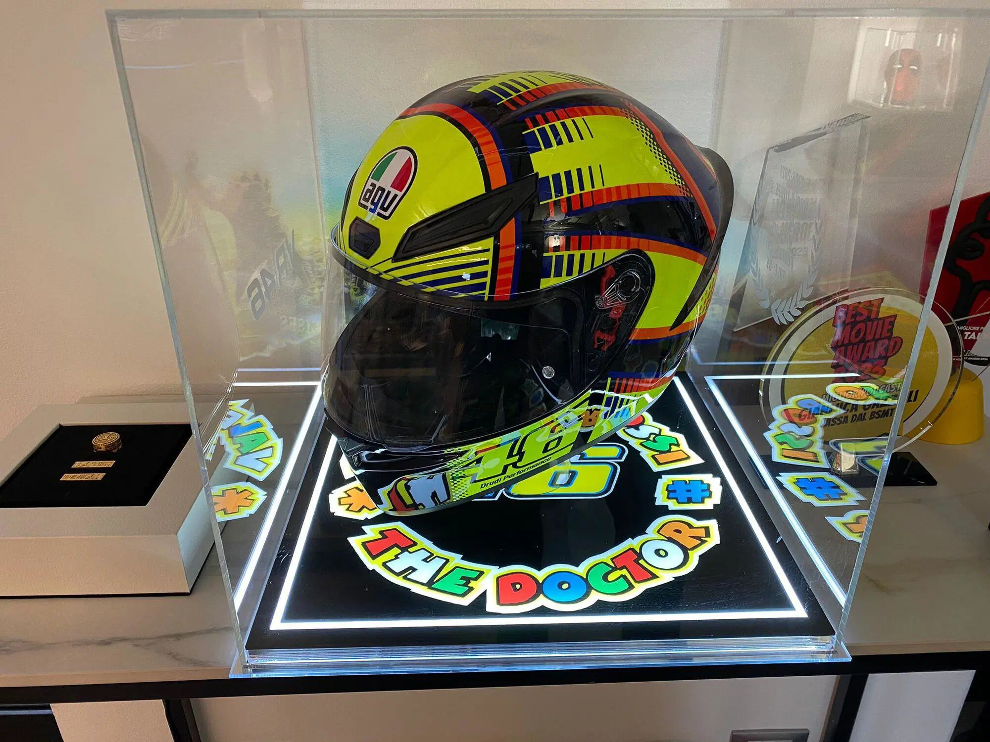 Il casco che Valenti Rossi ha regalato a Gianluca Gazzoli dopo l'ospitata a Passa dal Bsmt