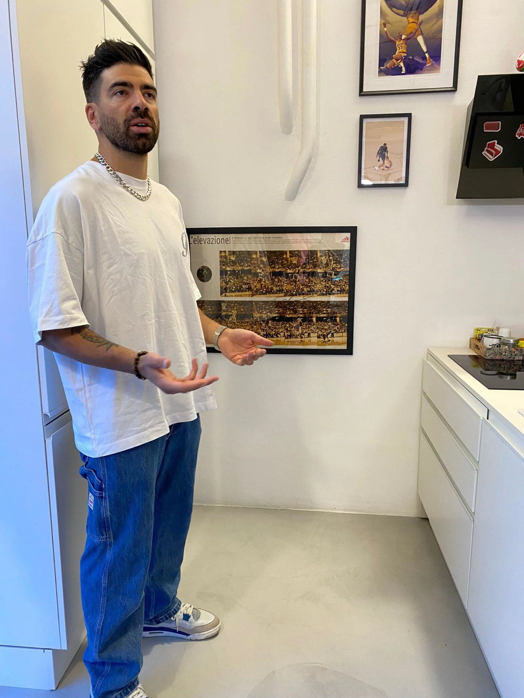 Gianluca Gazzoli durante la "visita guidata" al basement