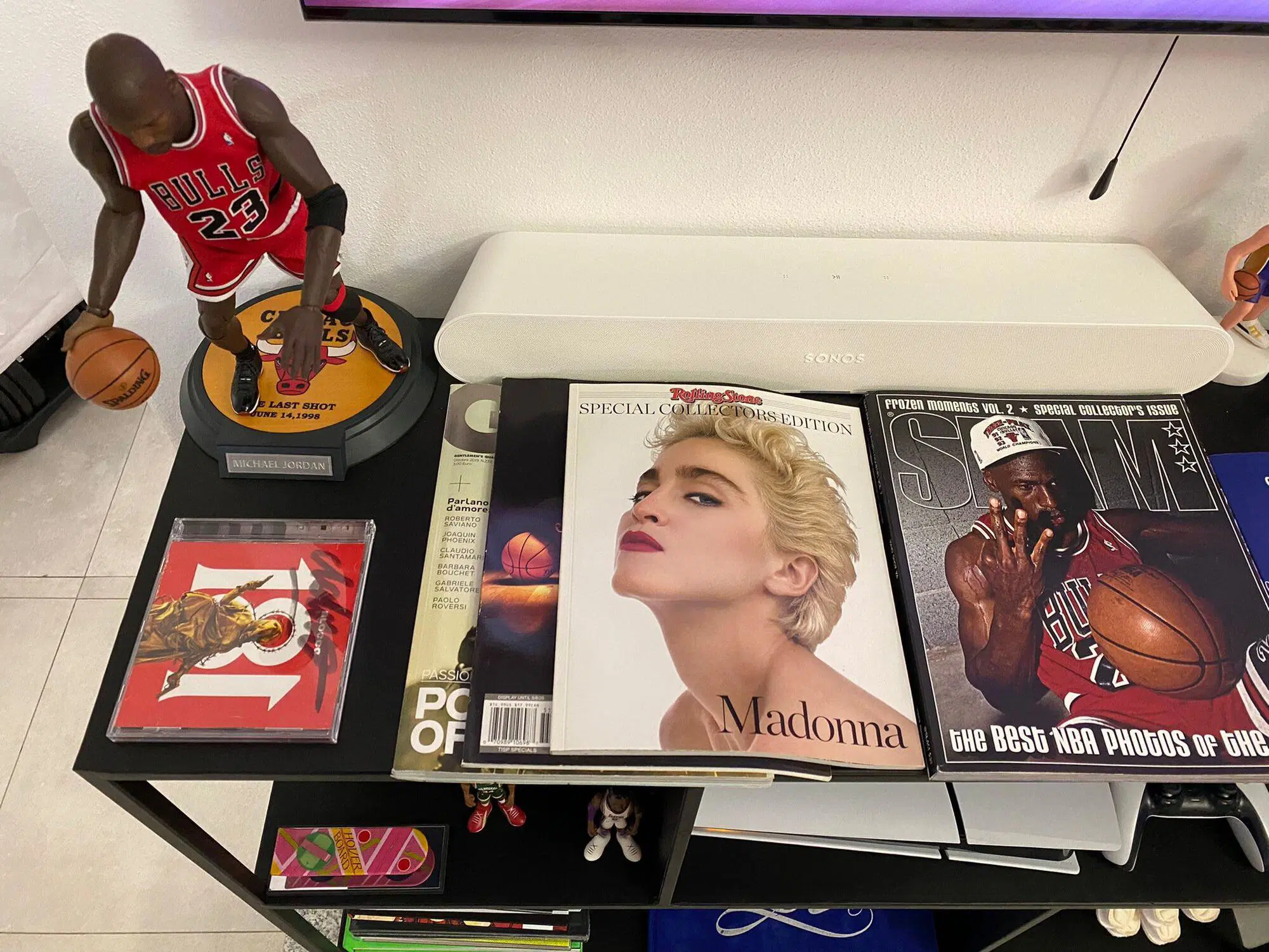 Gianluca Gazzoli durante la "visita guidata" al basement