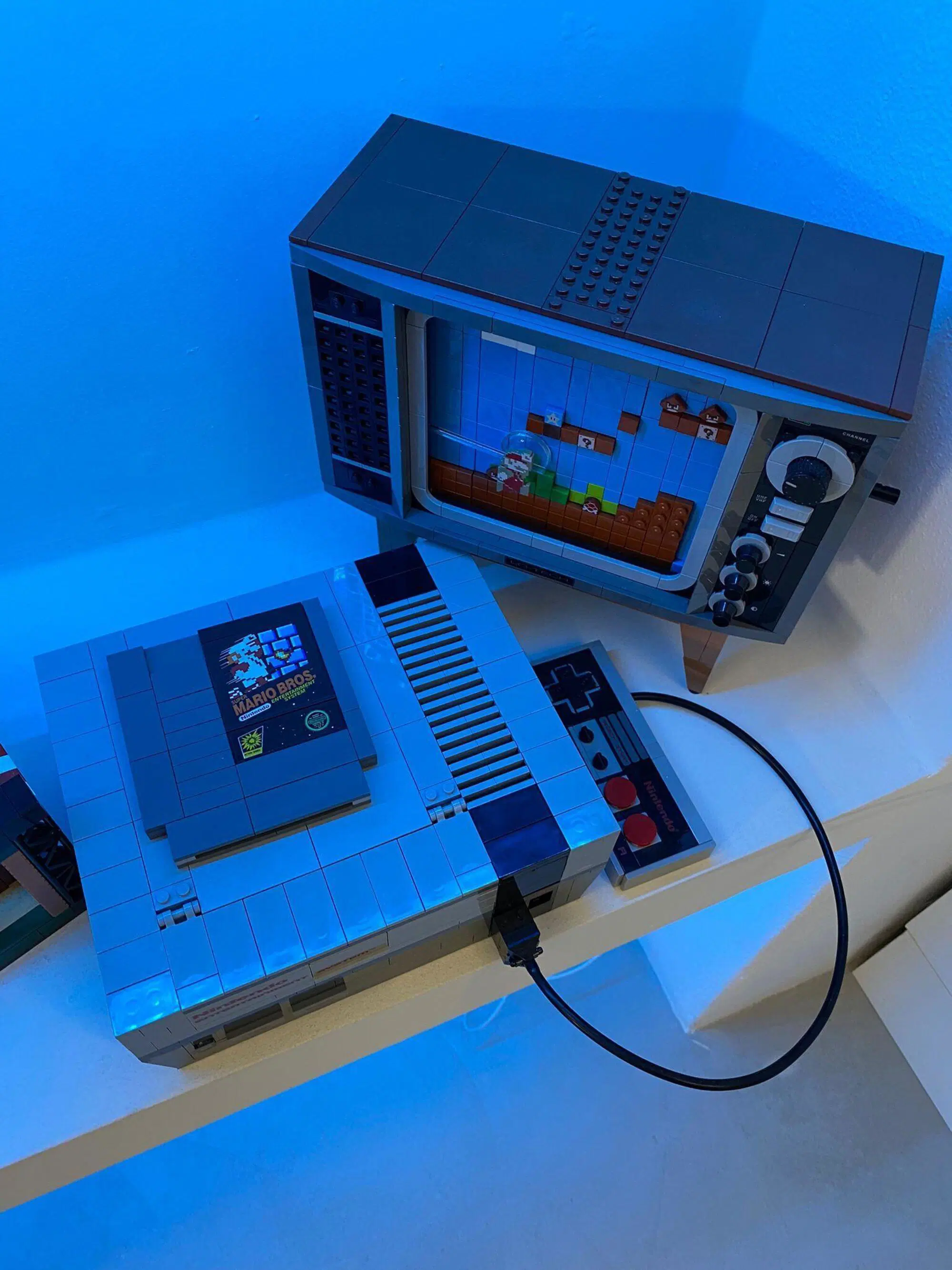 Gianluca Gazzoli durante la "visita guidata" al basement