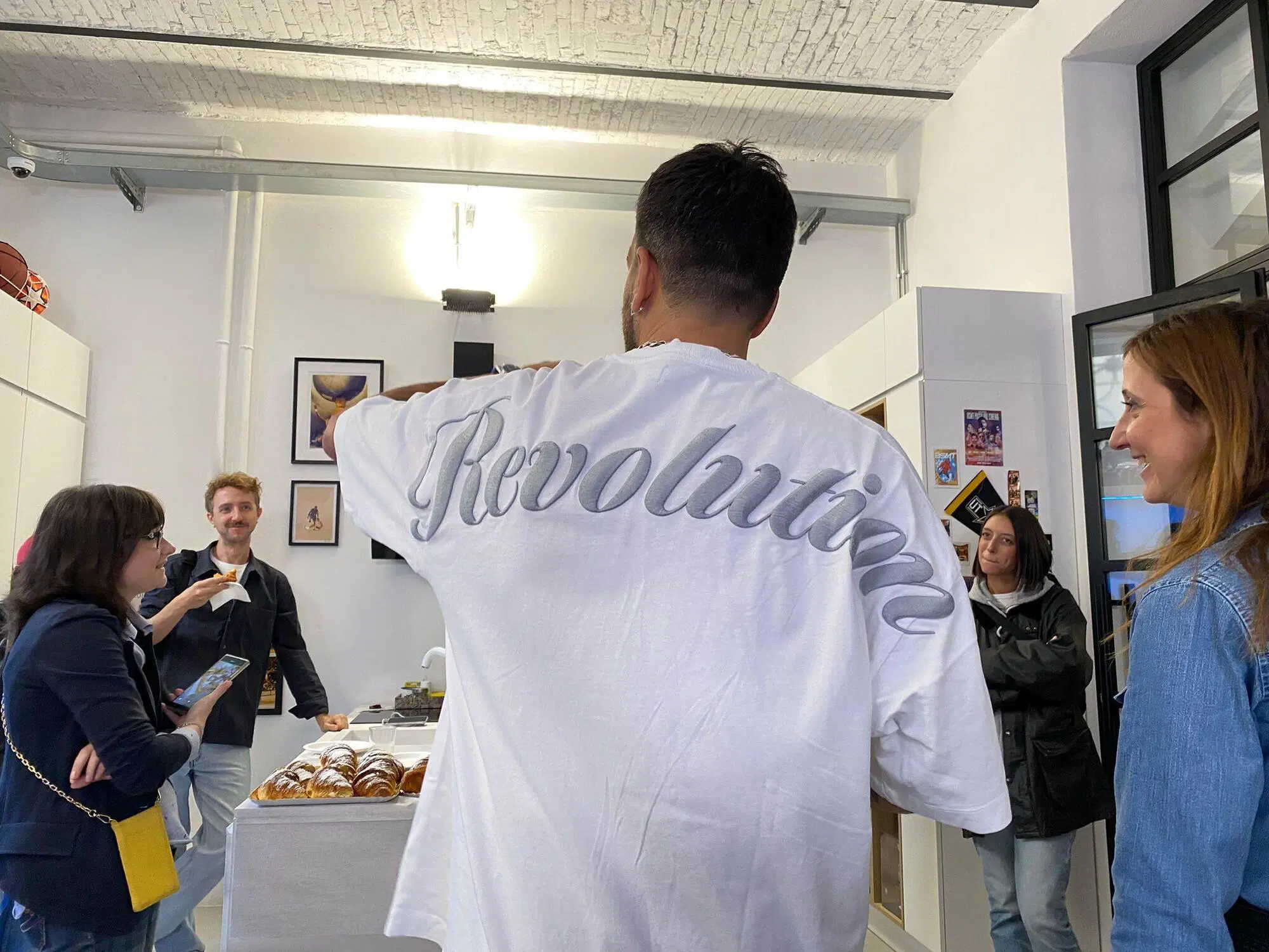 La "rivoluzione" gentile di Gianluca Gazzoli anche sulla t-shirt