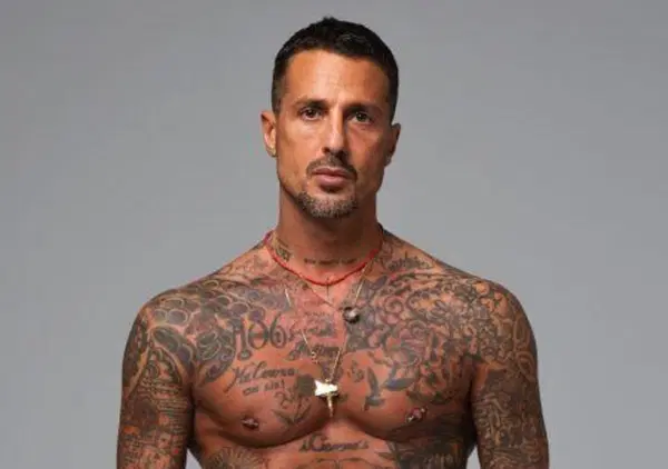 Perch&eacute; Selvaggia Lucarelli minaccia querela a Fabrizio Corona e Gurulandia? C'entrano Fedez, Chiara Ferragni, Tony Effe e Taylor Mega, ma...