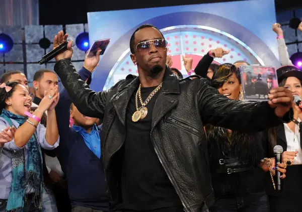Diddy resta in prigione e intanto la sua musica in streaming aumenta. E adesso spunta anche una lista degli invitati alle sue feste: da Leonardo DiCaprio a Justin Bieber. E Kanye West nel 2022 accusava Sean Combs (ex Puff Daddy)&hellip;