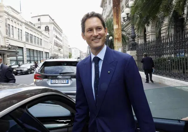 Cos'ha in mente John Elkann? Industria, finanza, auto: vi spieghiamo qual &egrave; la sua (vera) strategia. E sul braccio di ferro con Repubblica...