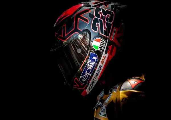 Su Luca, una maglietta dell'Inter e un mazzo di girasoli 